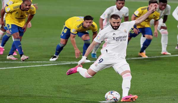 ريال مدريد يعتلي صدارة الليجا بثلاثية في مرمى قادش