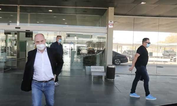 وصول مينو رايولا وكيل أعمال هالاند ووالده إلى برشلونة