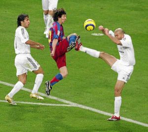 اللاعب الوحيد الذي طلب ميسي قميصه أثناء مسيرته الكروية