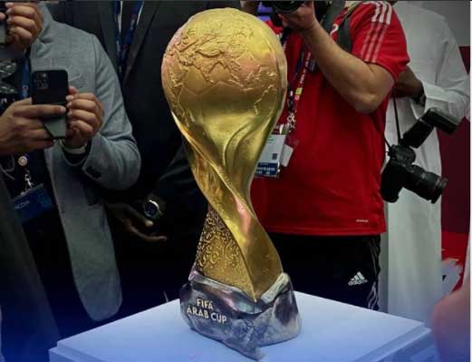 قطر تكشف مجسم كاس العرب المصنوع من الذهب الخالص