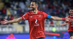 الأهلي يتخطى بيراميدز بثلاثية ويعتلي صدارة الدوري