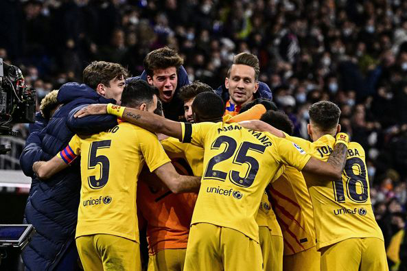 برشلونة يهين ريال مدريد برباعية تاريخية