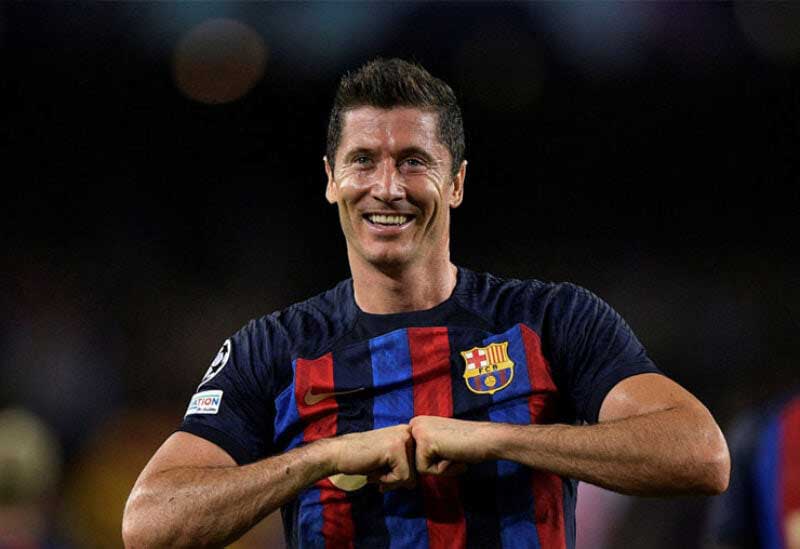 ليفاندوفسكي يفسر سبب خروج برشلونة من دوري الأبطال